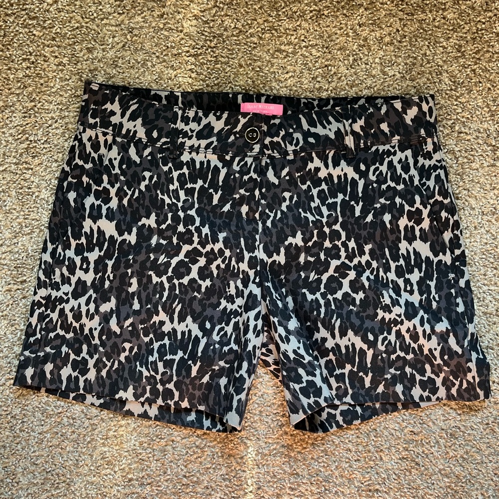 NWOT Ladies Isaac Mizrahi black and grey animal print shorts size 6